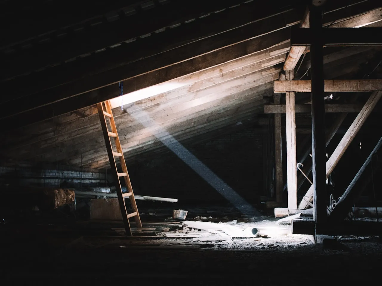 Etterisolering og sjekk av lufting på kaldtloft